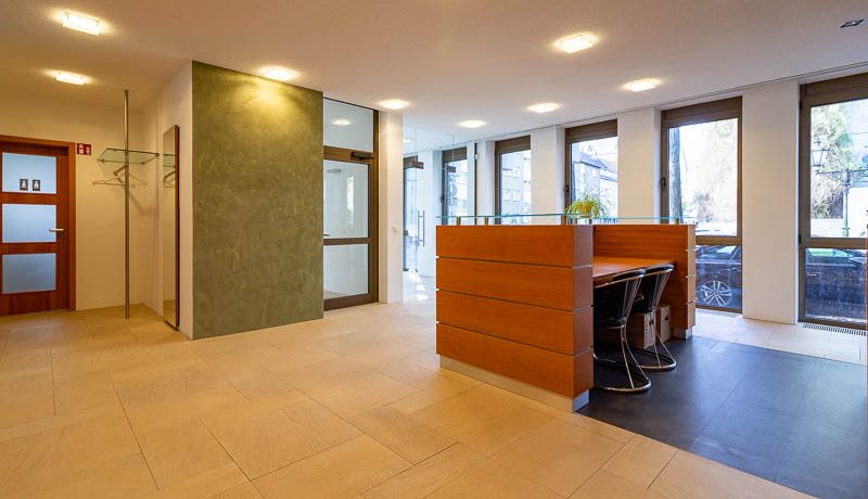 Na das nennen wir mal einen gelungenen Empfang! Das Entree Ihres Bürogebäudes kommt mit warmen Farben und viel Eleganz daher.