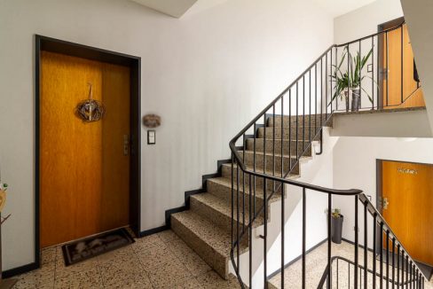 In Ihre Wohnung gelangen Sie über das gepflegte Treppenhaus.
