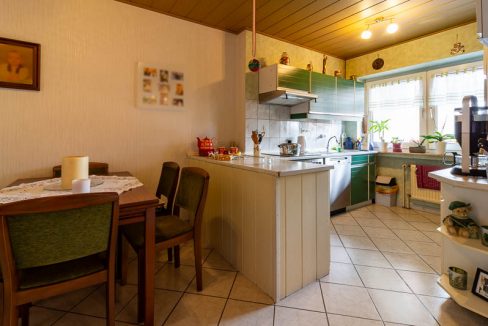 Naher Esstisch, kurze Wege: die großzügige Wohnküche lässt Raum für einen schönen Sitzplatz zum Essen und Genießen.