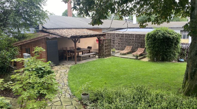 Gartenterrasse - teilweise überdacht / Sommerbild