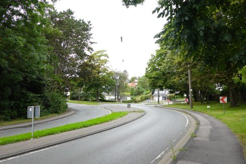 Die angrenzende Straße