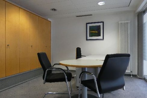 Einzelbüro OG mit Blick in den Verkaufsraum