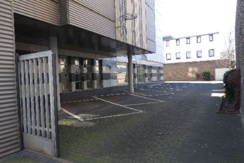 Innenhof mit PKW-Stellplätzen