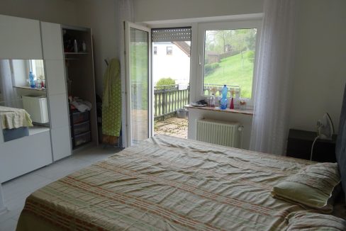 Schlafzimmer mit Zugang zur Terrasse