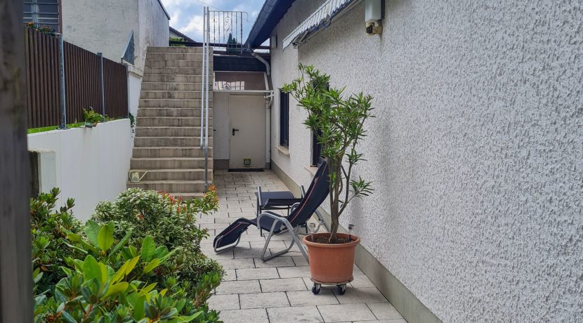 Seitenaufgang zur DG-Wohnung