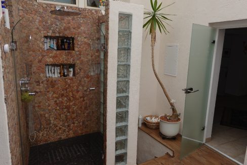 Dusche im Lichthof und Zugang zur Sauna