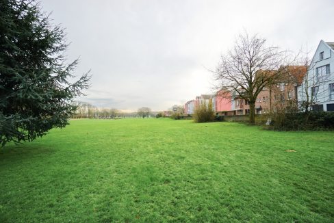 und Grünstreifen vor der Türe
