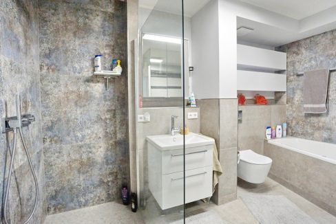 Bad mit Wanne und Dusche