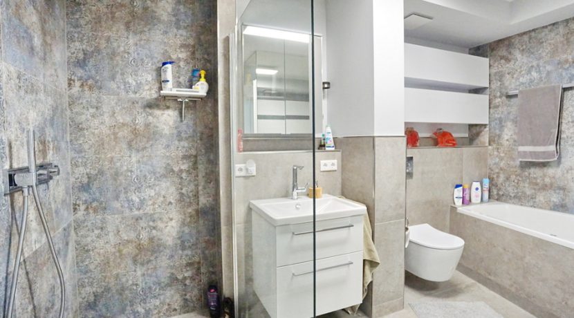 Bad mit Wanne und Dusche