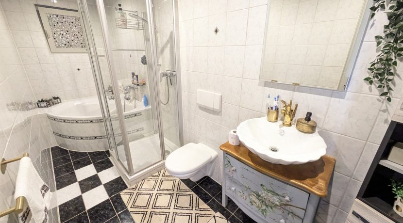 Badezimmer EG