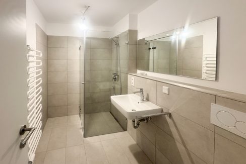 Bad mit Dusche und WC