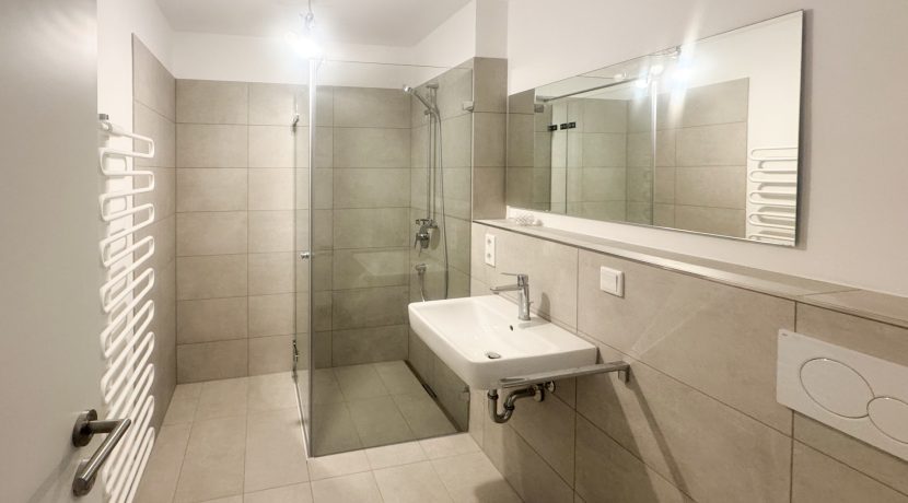 Bad mit Dusche und WC