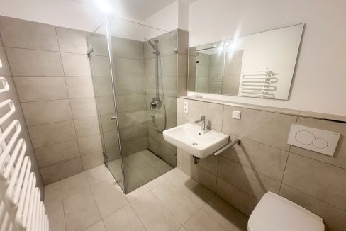 Bad mit Dusche und WC