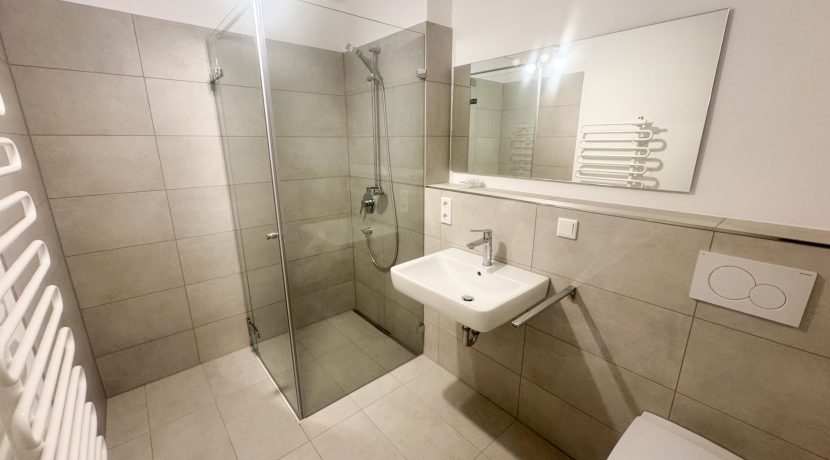 Bad mit Dusche und WC