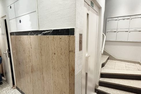 Treppenhaus mit Lift