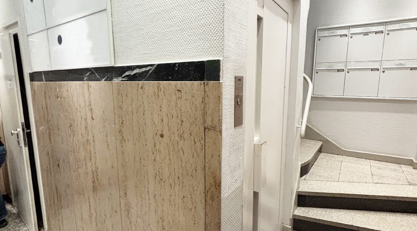 Treppenhaus mit Lift