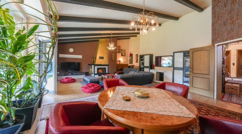 Essbereich mit Blick ins Wohnzimmer
