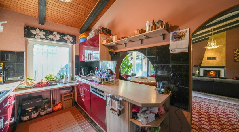 Küchenbereich mit Blick in den Wohnbereich
