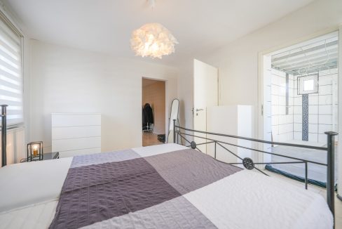 Elternschlafzimer mit Blick in Bad en Suite