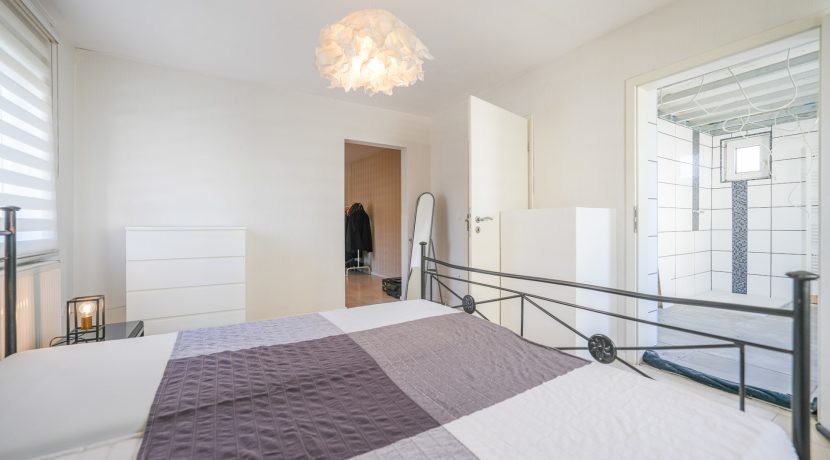 Elternschlafzimer mit Blick in Bad en Suite
