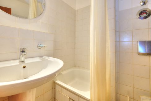 Badezimmer mit Dusche