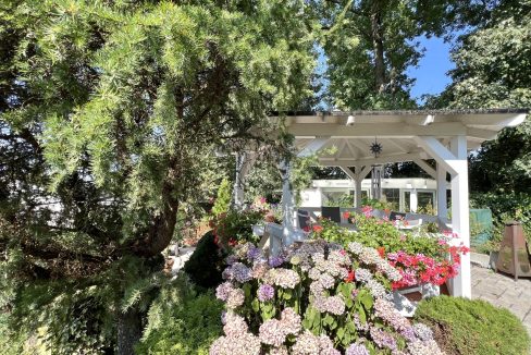 Pavillon in Blütenpracht