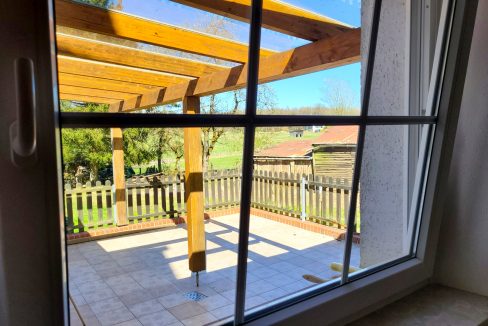 Fensterblick auf Terrasse