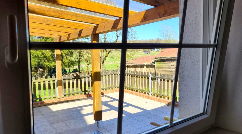 Fensterblick auf Terrasse
