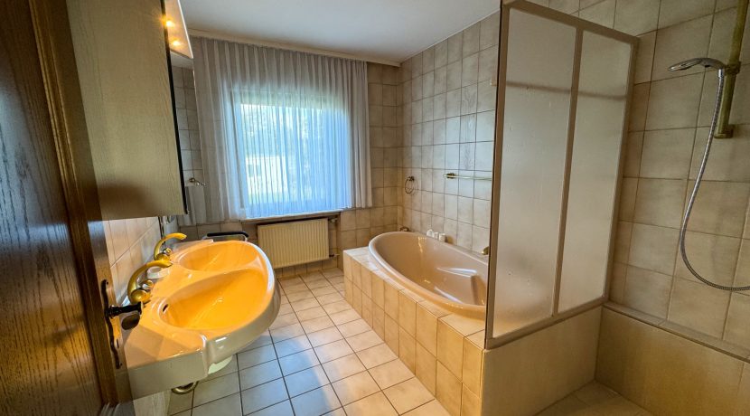 Tageslichtbad mit Wanne und Dusche EG