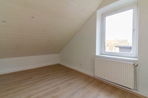 Nicht groß, dafür aber hell und gemütlich - das Kinderzimmer im Dachgeschoss.
