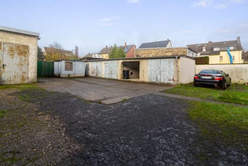 Reichlich Platz für Ihren Fuhrpark – dank 4 Garagen und zwei Stellplätzen stehen Ihre Autos sicher im Hinterhof.
