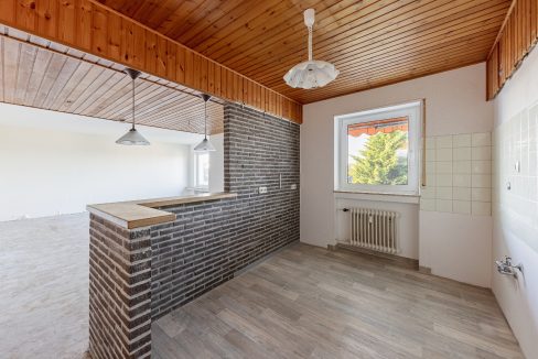 offene Küche mit Blick in den hellen Wohnraum