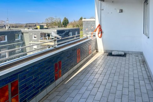 großer Balkon in Südausrichtung