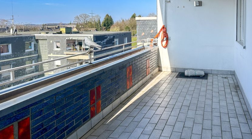 großer Balkon in Südausrichtung