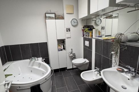 Badezimmer mit großzügiger Wanne