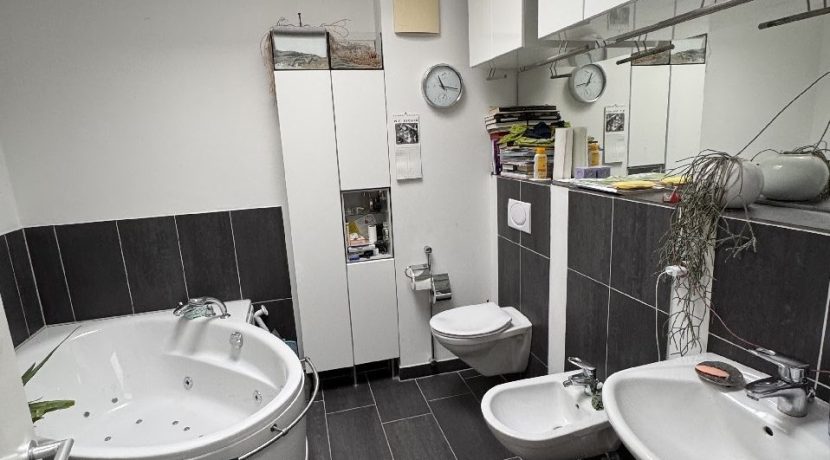 Badezimmer mit großzügiger Wanne