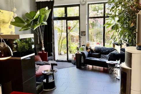 Wohnzimmer mit Gartenblick