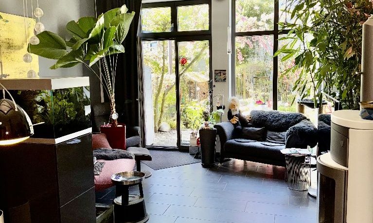 Wohnzimmer mit Gartenblick