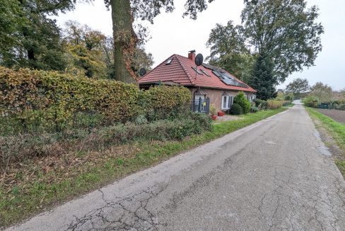 Frontansicht mit PV-Anlage
