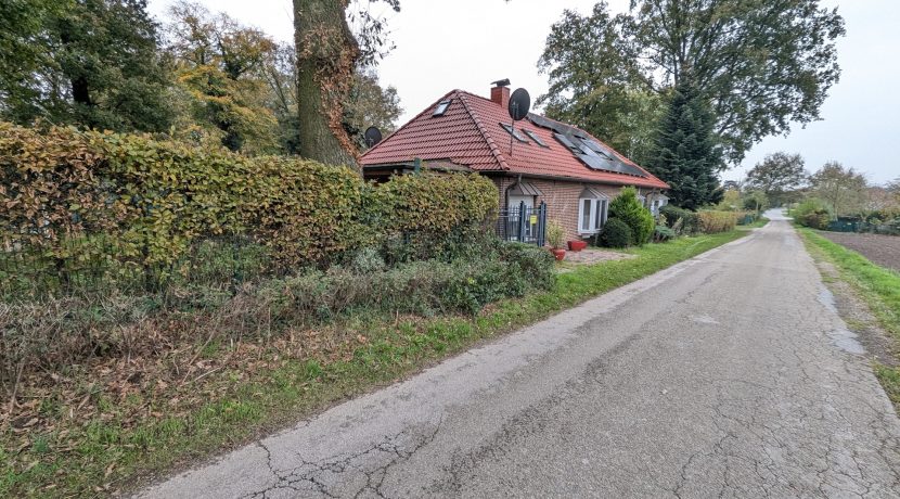 Frontansicht mit PV-Anlage