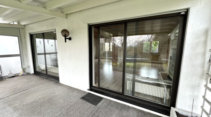 Überdachte Terrasse EG