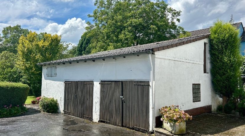 Doppelgarage mit Zufahrt