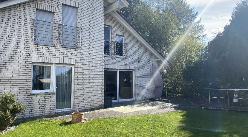 Großzügiges Zweifamilienhaus