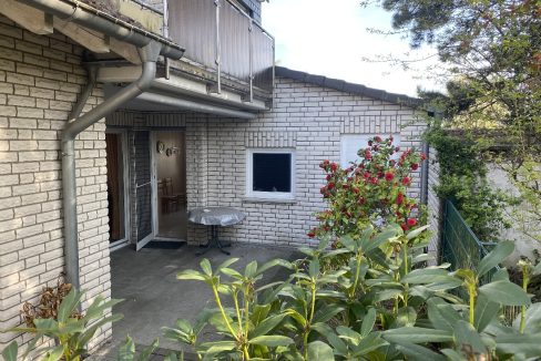 Seitliche Terrasse und Zugang zur Garage