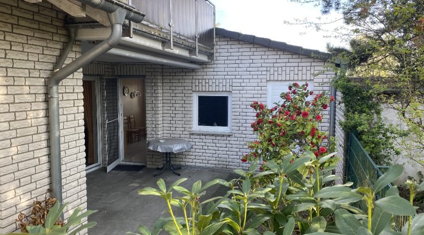 Seitliche Terrasse und Zugang zur Garage