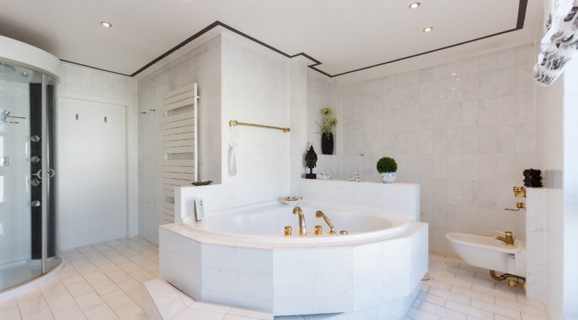 Bad mit Whirlpool und Dusche