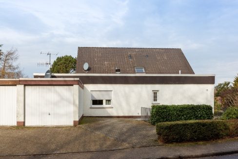 Garage + 3 Stellplätze