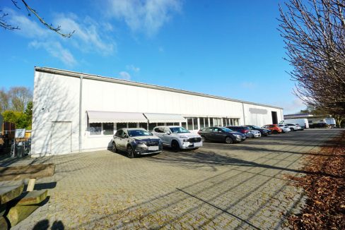 Gewerbehalle mit Stellplätze