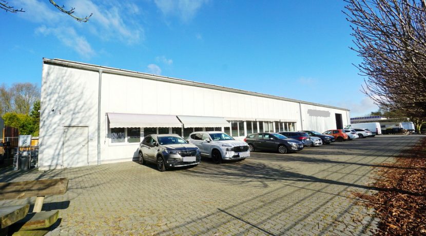 Gewerbehalle mit Stellplätze
