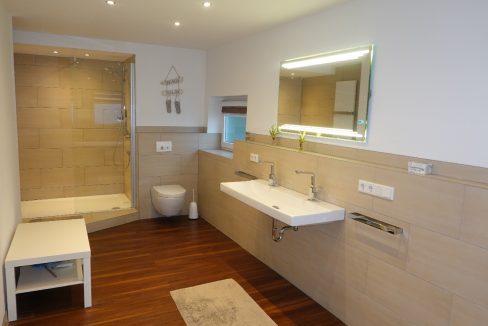...und großer Walk-In-Dusche